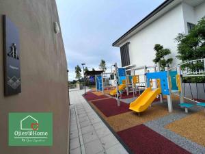 Ojieshome 1BR Sunway Onsen Tambun的儿童游玩区