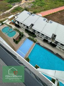 Ojieshome 1BR Sunway Onsen Tambun内部或周边的泳池