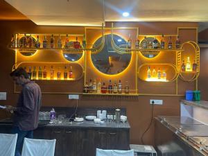 Een man aan een bar in een restaurant. bij Hotel King's Turban in Jaipur