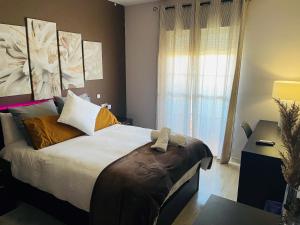um quarto com uma cama grande e uma janela em Las Salinas em Roquetas de Mar