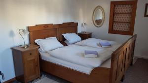 1 dormitorio con 1 cama grande y 2 almohadas en Fachwerkhof Klosterbuch, en Leisnig