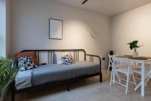 a bedroom with a bed and a table at Amazing Property in Zone 1 in London