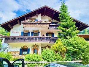 a building with a balcony on top of it at Ferienwohnung Alphorn - SommerBergBahn unlimited kostenlos in Oberstdorf