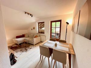 sala de estar con mesa y sofá en Ferienwohnung Alphorn - SommerBergBahn unlimited kostenlos en Oberstdorf