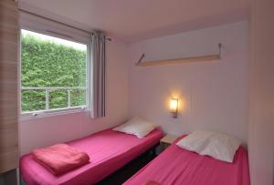 Camping la Rouviere les Pins tesisinde bir odada yatak veya yataklar