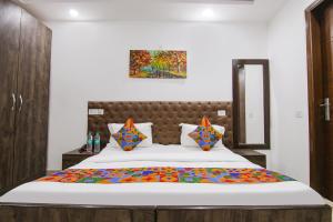 Un dormitorio con una cama grande con almohadas de colores. en Via The Premium Villa, en Nueva Delhi