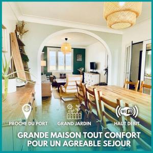 ein Wohnzimmer mit einem Holztisch und einem Esszimmer in der Unterkunft TI Huel in Camaret-sur-Mer