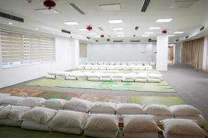 Duży pokój z białymi krzesłami w pokoju z w obiekcie MEDDOM Park w mieście Cao Phong