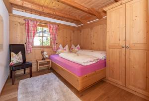 ein Schlafzimmer mit einem Bett in einer Holzhütte in der Unterkunft Chalet´s am See in St. Wolfgang