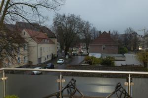 uitzicht op een stad met een straat en gebouwen bij Im Zentrum schöner Wohnen inkl. Parkplatz in Paderborn
