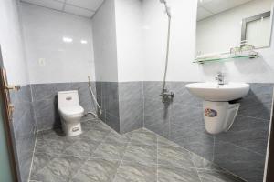 y baño con aseo y lavamanos. en Khách Sạn Lộc Phát, en Ho Chi Minh