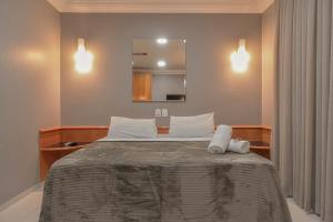 里奧韋爾迪的住宿－Honorato Hotel，一间卧室配有一张带两个枕头的床