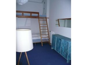 1 dormitorio con litera y lámpara en Nice apartment in Hesse with relaxation area, 