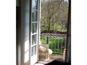 una puerta abierta a un balcón con una cesta en Nice apartment in Hesse with relaxation area, 