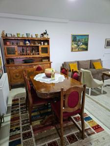 uma sala de estar com uma mesa e um sofá em Apartman Juga em Kremna