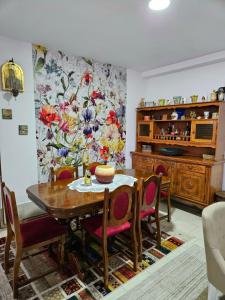 uma sala de jantar com uma mesa de madeira e cadeiras em Apartman Juga em Kremna