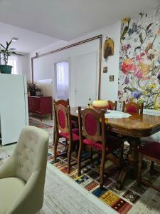 uma sala de jantar com mesa e cadeiras em Apartman Juga em Kremna