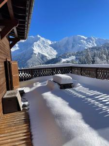 Il dispose d'un balcon enneigé offrant une vue sur les montagnes. dans l'établissement Vue splendide Mont Blanc, à Saint-Gervais-les-Bains 10 autres photos