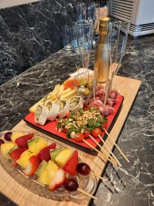 zwei Teller Essen auf einem Tisch mit Stäbchen in der Unterkunft B&B de Maaskei in Guelle