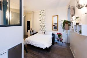 パリにあるMy Nest Inn Paris Quartier Latin - 27m2 - Rénovéの小さなベッドルーム(ベッド1台、鏡付)