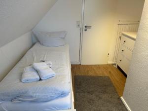 een kleine slaapkamer met 2 handdoeken op een bed bij Kegelrobbe in Wyk auf Föhr