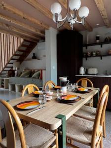 - une salle à manger avec une table et des chaises en bois dans l'établissement Ocean Lodge_plage Bourdaines, à Seignosse