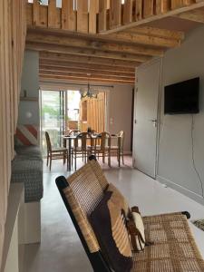 - un salon avec un canapé et une salle à manger dans l'établissement Ocean Lodge_plage Bourdaines, à Seignosse