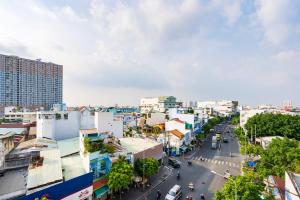 vistas a una calle de la ciudad con edificios en Khách Sạn Lộc Phát, en Ho Chi Minh