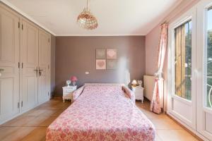 En eller flere senge i et værelse på La Roseraie de l'Elaeis - Piscine privée + 15 billeder