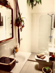 y baño con bañera, aseo y lavamanos. en Cuarto Botánico Stylish Studio with Shared Pool, en Tiagua