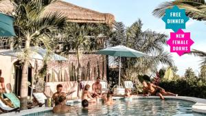 Der Swimmingpool an oder in der Nähe von Clandestino Hostel Canggu