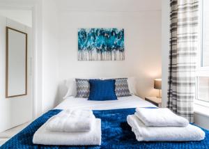 sypialnia z łóżkiem z 2 poduszkami w obiekcie Modern & Cozy 1BR Close to Gatwick- Long Bridge w mieście Hookwood