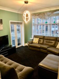 sala de estar con sofá y TV en Two the Manor Born 3 bedroom house, en Tynemouth