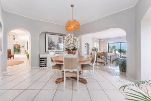 巴利托的住宿－Lalaria Ocean Villa Suite 3，一间带桌椅的用餐室