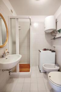 uma casa de banho branca com um WC e um lavatório em - La Casetta di Legno - i colori della natura em Foppolo
