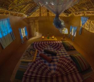 - une vue sur le plafond d'une chambre dans une maison dans l'établissement Glimra eco lodge, à Hambegamuwa