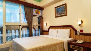 a hotel room with a bed and a window at Longchi Hot-Spring Hotel in Jiaoxi +31 photos