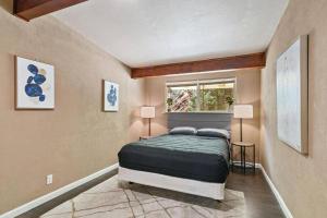 - une chambre avec un lit, deux lampes et une fenêtre dans l'établissement Serene 2 Bedroom House in Auburn near the Lake!, à Auburn
