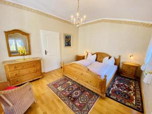 um quarto com uma cama, uma cómoda e um espelho em Haus Louise/Schwalbennest em Warnemünde