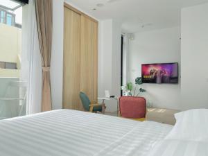 TV a/nebo společenská místnost v ubytování 珍遇珍寓獨棟電梯民宿 June June House-台南住宿 2人可訂-台南包棟民宿 8-14人可包棟