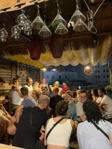 een groep mensen die rond een bar staan bij Mobylette Sai Gon in Ho Chi Minh-stad