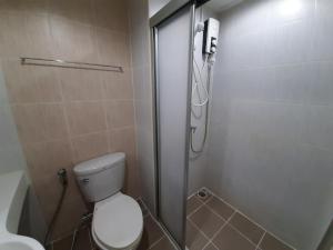 La petite salle de bains est pourvue d'une douche et de toilettes. dans l'établissement GO ROOM Suvarnabhumi Airport, à Lat Krabang