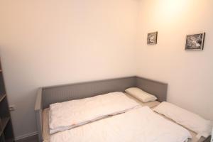 - un lit dans une chambre avec 2 oreillers dans l'établissement Ferienwohnung Hygge Hahnenklee, à Goslar