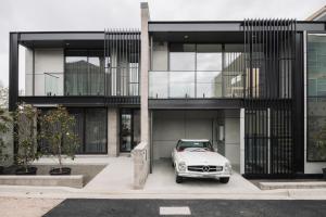 um carro velho estacionado em frente a um edifício em Downtown House em Geelong