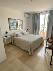 - une chambre avec un lit et une fenêtre dans l'établissement APARTAMENTO SAN JOSE, à Palma del Río