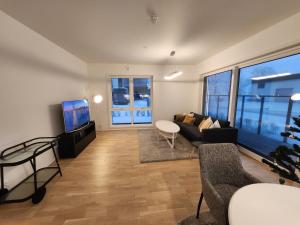 een woonkamer met een bank en een tv bij Fefe's Luxury Rooms in Ask Gjerdrum/Oslo in Gjerdrum