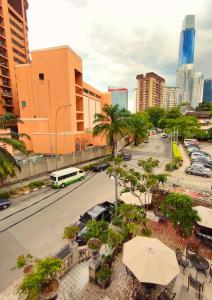 Blick auf eine Stadtstraße mit Bus in der Unterkunft Bestow Boutique Hotel in Kuala Lumpur