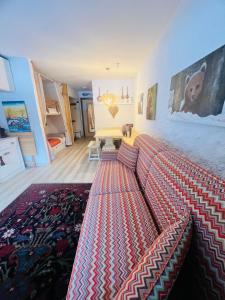 uma sala de estar com um sofá e um tapete em Casa degli orsi - Madonna di Campiglio - Condominio Nardis em Madonna di Campiglio