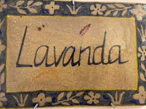 a sign with the word lavenida on it at Agrovillaujue apartamentos rurales in Ujué