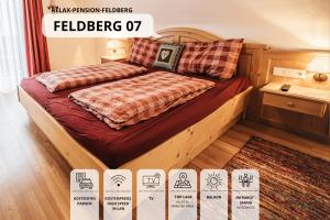 Postel nebo postele na pokoji v ubytování Forsters Schwarzwald Pension + 37 fotografií